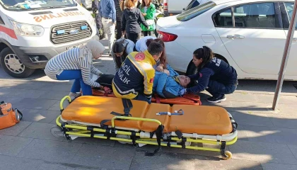 Otomobilin aynasına çarpan motosiklet park halindeki aracın altına girdi: 1 yaralı