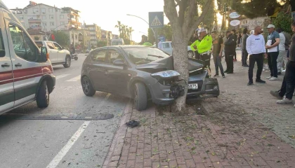 Otomobille ağaca çarptı, araçtaki yaralıları bırakıp kaçtı