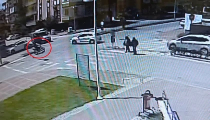 Otomobille çarpışan motosikletin sürücüsü metrelerce sürüklendi