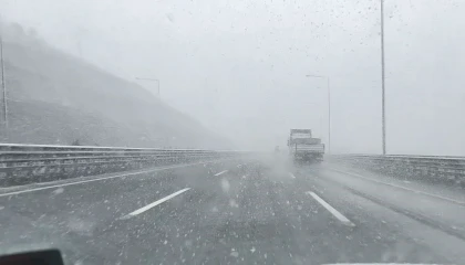 Otoyolda kar, görüş mesafesini 10 metreye kadar düşürdü