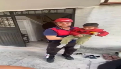 Oyun oynarken mahsur kalan çocuğu itfaiye ekipleri kurtardı