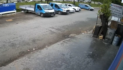 Park halindeki kamyonete çarpan otomobil hurdaya döndü, genç sürücüsü hayatını kaybetti