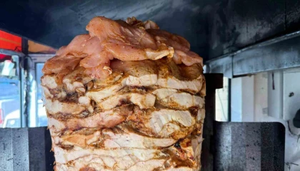 Pişmiş tavuk dönere çiğ tavuk takılması ölümcül olabiliyor