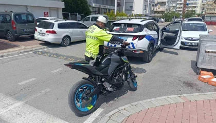 Plakasız motosiklet sürücüsünün son ihlali pahalıya mal oldu: 100 ceza puanından ehliyeti iptal edildi