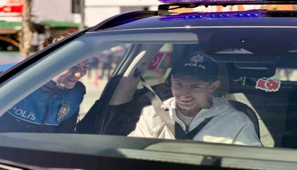 Polis haftası kutlamalarında Serebral palsi hastası Cem Özenin mutluluğu duygulandırdı