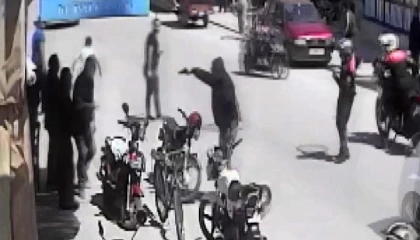 Polisin silahlı şahsa kahramanca müdahalesi kamerada