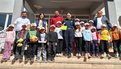 Polisleri ziyaret eden minikler gönüllere dokundu