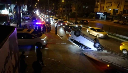 Refüje çarpıp taklalar atan araçtan genç sürücü sıyrık bile almadan çıktı