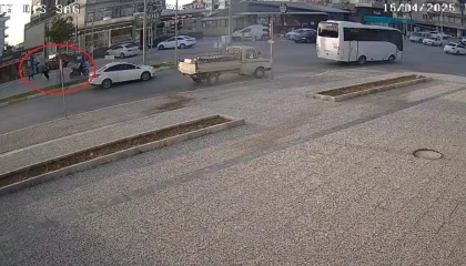 Sahipsiz köpekten korkarak yola fırlayan çocuğa motosiklet çarptı