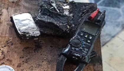 Şarjdaki telefonun bataryası patladı