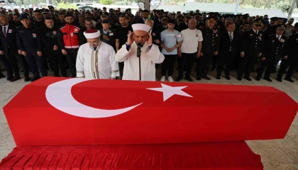 Şehit polis Esat Koyuncunun naaşı Adanada toprağa verildi