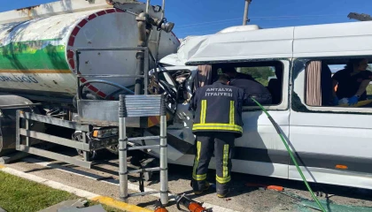 Serikte sulama kamyonu ile tur minibüsü çarpıştı: 6 yaralı