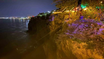 Sevgilisiyle tartışıp 25 metrelik falezlere çıktı, 2,5 saatte ikna edilebildi