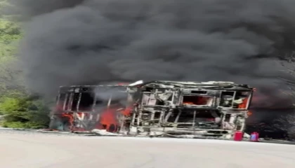 Seyir halindeyken alev alev yanan halk otobüsünden geriye demir yığını kaldı