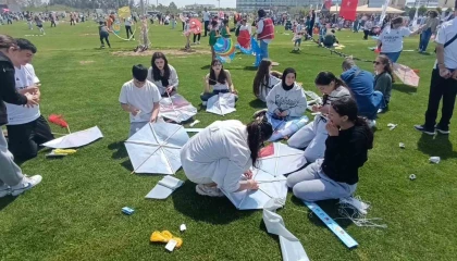 Şiddetli rüzgar uçurtmaları birbirine doladı, öğrencilerin keyifleri yarıda kaldı