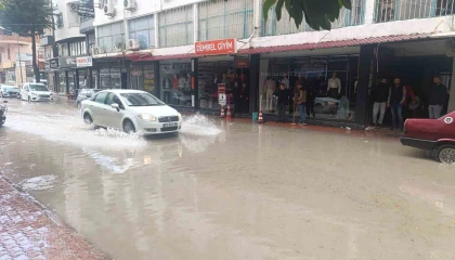 Silifkede kuvvetli yağış, cadde ve iş yerlerini sular altında bıraktı