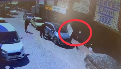 Sürücü içindeyken otomobilin üzerine fayans ve sıva düştü: O anlar kamerada