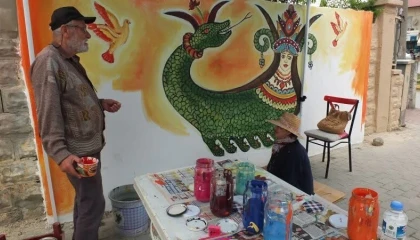 Tarsus duvarları renkleniyor