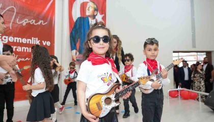 Tarsusta çocuklar 23 Nisanı kutladı