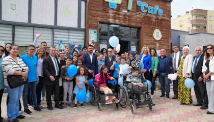 Tarsusta çocuklar gökyüzüne balon bıraktı