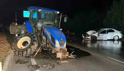 Ters yönde ilerleyen traktör ile otomobil çarpıştı: 2 yaralı