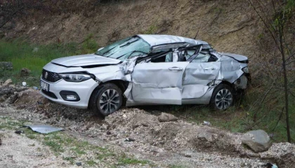 Tırın dorsesinin çarptığı otomobil şarampole savruldu: 4 yaralı