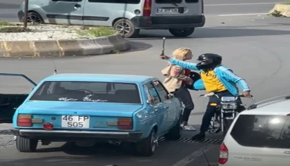 Trafikteki kavga kamerada: Öfkeli sürücü otomobilin camını kırdı