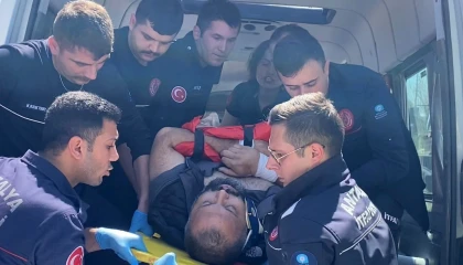 Tur minibüsü ile su tankerine çarpıştı, sıkışan sürücü 3 saatte kurtarıldı