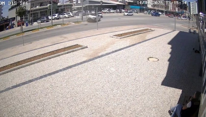 U dönüşü yapmaya hazırlanırken kazaya sebebiyet verdi, hiç bir şey olmamış gibi yoluna devam etti