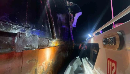 Uluslararası sulardaki gemide rahatsızlanan Türk kaptan, sahil güvenlik ekiplerince hastaneye ulaştırıldı