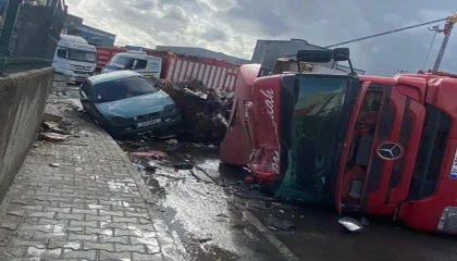 Virajı alamayan tır park halindeki araçların üstüne devrildi