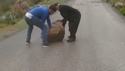 Yağmur sonrası yola kayalar düştü