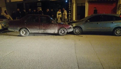 Yalvaçta Fiat Tofaş park halindeki 2 araca çarptı