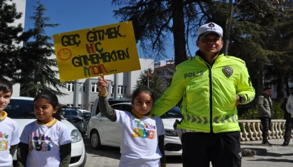 Yalvaçta miniklerden pankartlı trafik mesajı