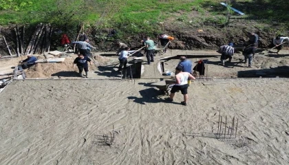 Yangında hasar alıp yıkılan ev imece usulü yapılmaya başlandı