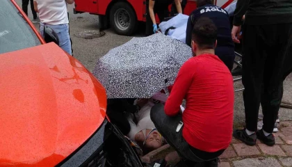 Yaralıları ıslanıp üşümemeleri için şemsiye ve battaniye ile korudular