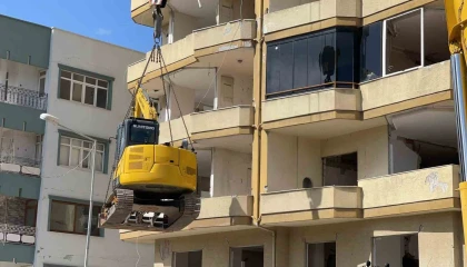 Yıkım için 12 katlı binanın üzerine 10 tonluk iş makinesi çıkarıldı