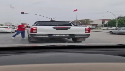 Yol kavgasında yaşlı adamı yumrukladı