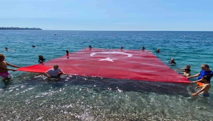 19 Mayısı denizde dev Türk bayrağı açarak kutladılar
