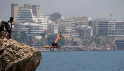 30 metrelik falezlerden ölümüne atlayış