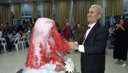 33 yıl sonra gelinlik ve damatlık giydiler