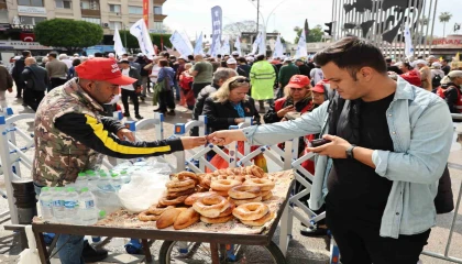 Adanada işçi bayramı, simitçiler bariyerlerin arkasında çalışmaya devam etti