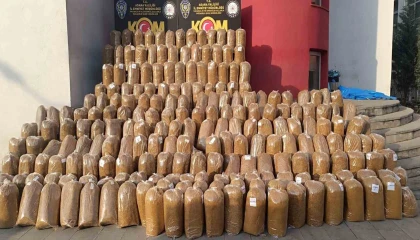 Adanada 4 araçta 2 ton kaçak tütün ele geçirildi: 6 gözaltı