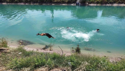 Adanada havalar ısındı fırıncılar soğuk suyla, gençler yüzerek serinlemeye çalışıyor