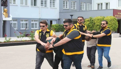 Adanada iş adamına tuzak: 600 bin TLden fazla parası gasbedildi