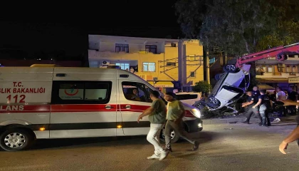 Adanada kontrolden çıkan otomobil refüjde asılı kaldı: 5 yaralı