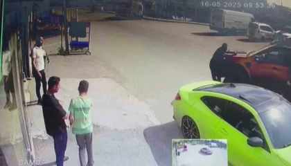 Adanada şaka kazaya dönüştü: Kamyonetin çarpmasıyla ayağı kırıldı, telefonu bırakmadı