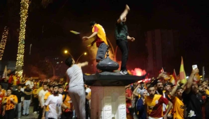 Adanada şampiyonluk kutlamasında olay: Adana Demirspor taraftarları ile Galatasaraylılar birbirine girdi