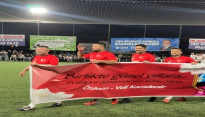 Adanalı öğretmen 10. evlilik yıl dönümünü sahada kutladı