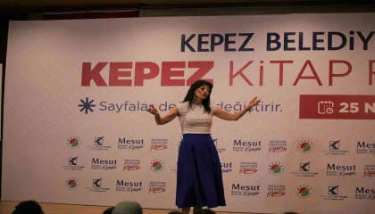 Akademisyen Anne Kepez Kitap Fuarında